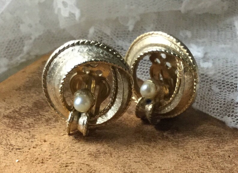 Classic Faux Pearl Brushed Gold Tone Circle Earrings Clip On