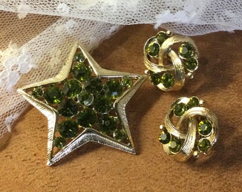 Celestial Olivine Hued Rhinestone Star Planets Demi Parure - Brooch Clip On Earrings 1950’s 1960’s Gold Tone Metal JG