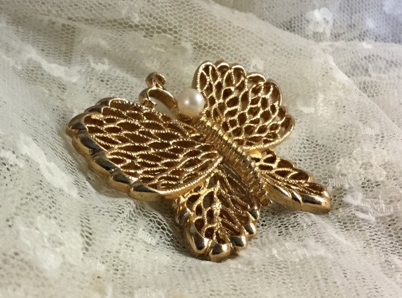 Signed Napier Gold Tone Faux Pearl Brooch Pin 1960\u2019s 1970\u2019s
