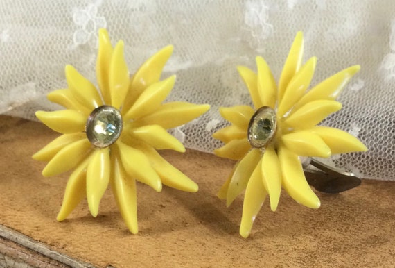 Sunny Yellow Celluloid Plastic Daisy Flower Earri… - image 2