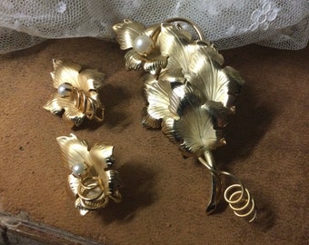 Sweet Faux Pearl Matte Gold Tone Flower Demi Parure Unsigned Brooch Clip On Earrings 1950’s 1960’s