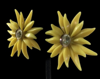 Sunny Yellow Celluloid Plastic Daisy Flower Earrings Clip On Unsigned 1940’s 1950’s