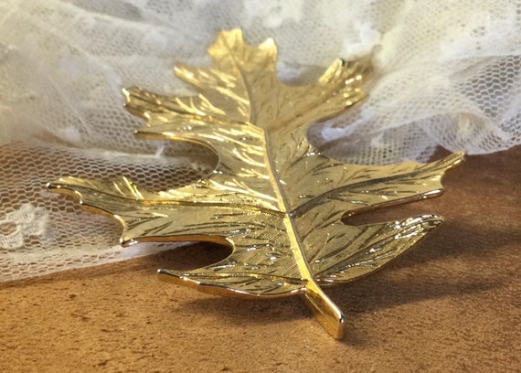 Signed MJENT Brushed Gold Tone Oak Leaf Brooch Pi… - image 3