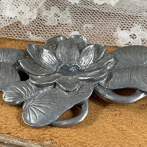 Signed SEAGULL PEWTER CANADA Cast Pewter Metal Water Lily Brooch Pin 1960s 1970s Floral Themed Monets Garden image 4