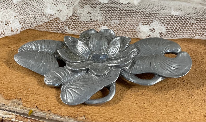 Signed SEAGULL PEWTER CANADA Cast Pewter Metal Water Lily Brooch Pin 1960s 1970s Floral Themed Monets Garden image 4