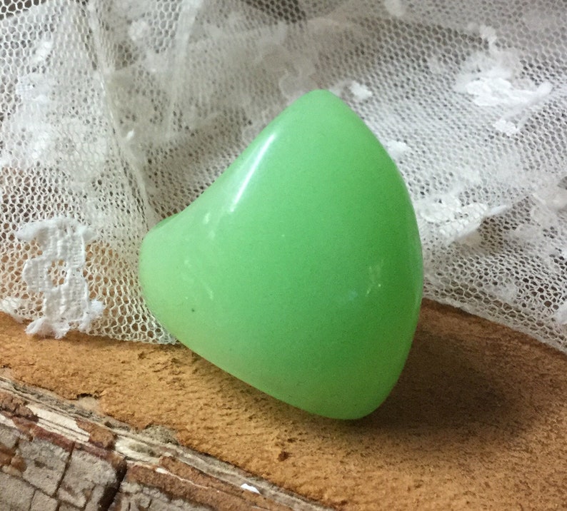 Jadeite Green Lucite Dome Ring Size 7 14 Unsigned Vintage