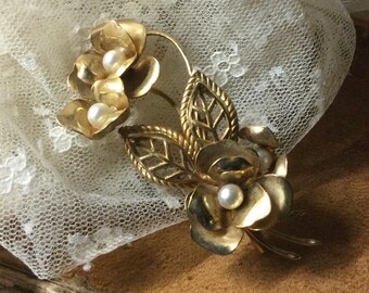 Sweet Faux Pearl Gold Tone Flower Bouquet Brooch Pin Unsigned 1950’s 1960’s