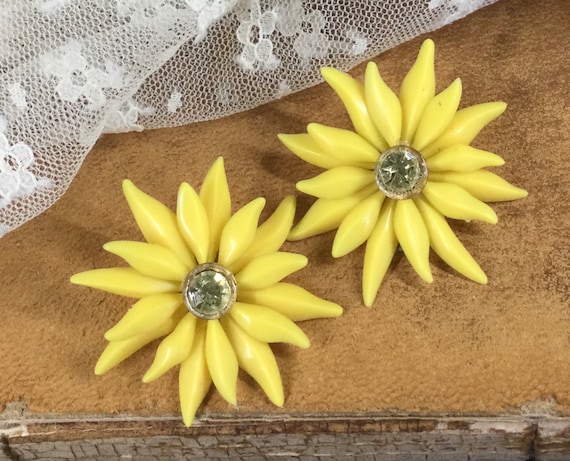 Sunny Yellow Celluloid Plastic Daisy Flower Earri… - image 7