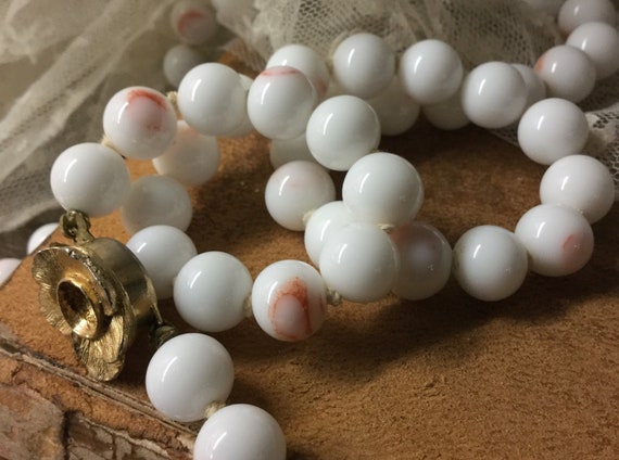 Classic White Coral Hued Glass Bead Necklace Fanc… - image 5