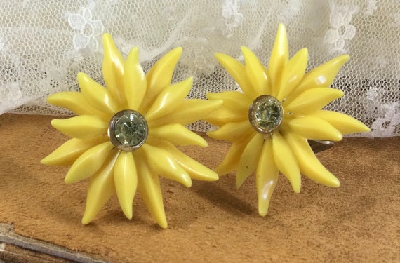 Sunny Yellow Celluloid Plastic Daisy Flower Earri… - image 9