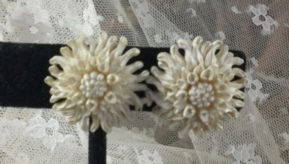 Off White FEATHERLITE Celluloid Flower Earrings U… - image 3