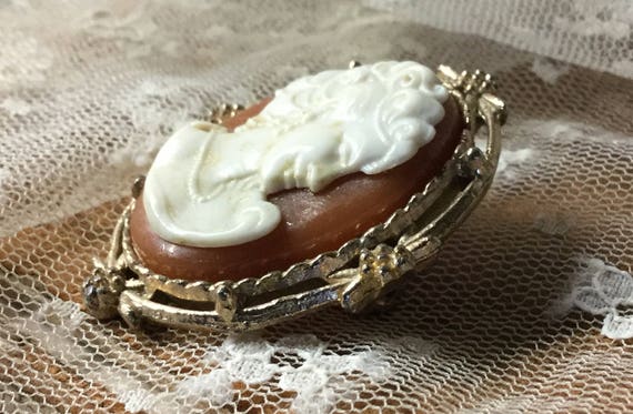 Classic Resin Molded Cameo Antiqued Gold Tone Fra… - image 4