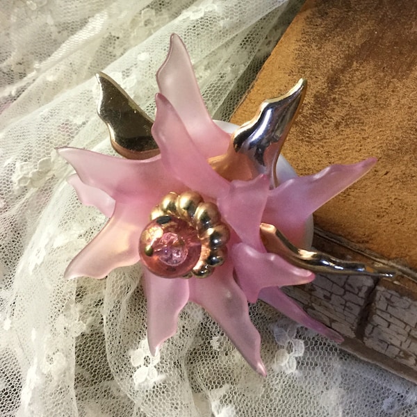 Sweet Frosted Pink Lucite Gold Tone Stylized Flower Brooch Pin Unsigned 1970’s 1980’s Gold Flecked Lucite Bead Centre Day Wear Feminine