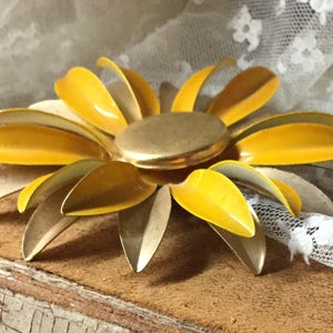 Sunny Large Yellow Gold Tone Flower Brooch Pin Unsigned image 1