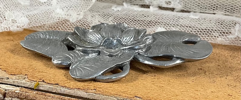 Signed SEAGULL PEWTER CANADA Cast Pewter Metal Water Lily Brooch Pin 1960s 1970s Floral Themed Monets Garden image 3