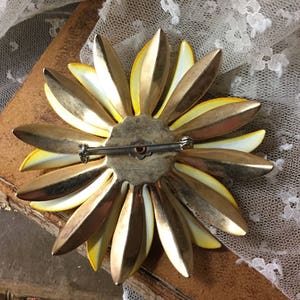 Sunny Large Yellow Gold Tone Flower Brooch Pin Unsigned image 3