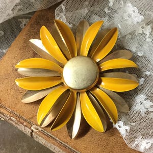 Sunny Large Yellow Gold Tone Flower Brooch Pin Unsigned image 2