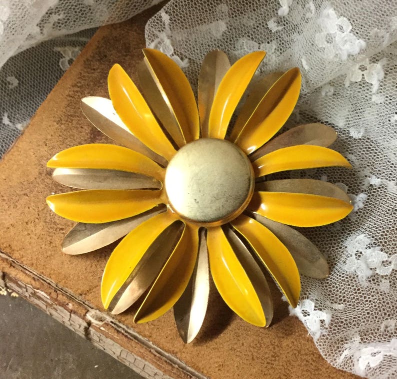 Sunny Large Yellow Gold Tone Flower Brooch Pin Unsigned image 2