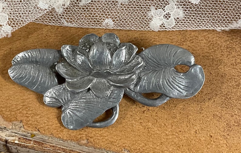 Signed SEAGULL PEWTER CANADA Cast Pewter Metal Water Lily Brooch Pin 1960s 1970s Floral Themed Monets Garden image 2