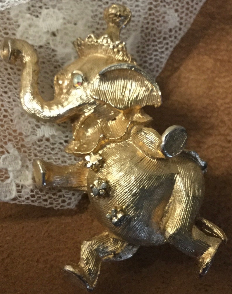 Small Dumbo Like Animated Circus Elephant Brushed Gold Tone Brooch Pin 1980\u2019s 1990\u2019s Unsigned