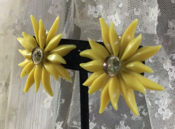 Sunny Yellow Celluloid Plastic Daisy Flower Earri… - image 4