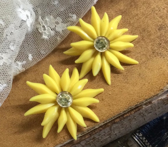 Sunny Yellow Celluloid Plastic Daisy Flower Earri… - image 8