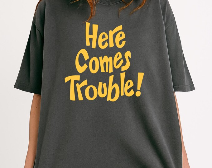 Here Comes Trouble T-Shirt, Funny Retro Slogan Tee, 90s Graphic Shirt, Vintage Typography Top, Playful Unisex Gift