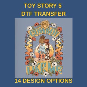 Puede incluir: Un dise&ntilde;o de transferencia DTF con el texto TOY STORY 5 DTF TRANSFER y 14 DESIGN OPTIONS. El gr&aacute;fico muestra dos figuras con sombreros de vaquero, un sol, flores y el texto COWBOY LIKE ME en estilo retro con colores naranja, azul y blanco.