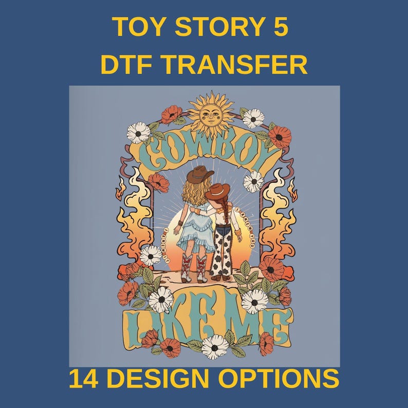 Puede incluir: Un dise&ntilde;o de transferencia DTF con el texto TOY STORY 5 DTF TRANSFER y 14 DESIGN OPTIONS. El gr&aacute;fico muestra dos figuras con sombreros de vaquero, un sol, flores y el texto COWBOY LIKE ME en estilo retro con colores naranja, azul y blanco.