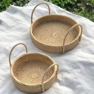 Vassoio in rattan intrecciato a mano