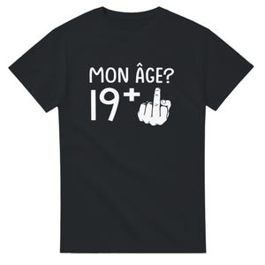 Peut inclure: T-shirt noir avec l'inscription blanche "MON ÂGE? 19+" et un geste de la main. Le t-shirt est de style col rond.