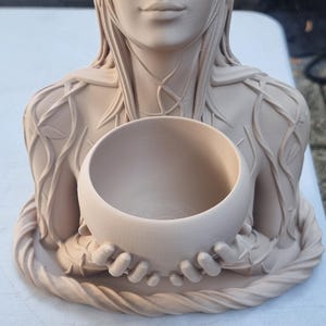 Garden goddess planter w/tray