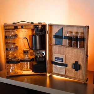Juego de café grabado personalizado, juego de café de madera hecho a mano, soporte de café personalizado, kit de café de viaje, kit de café portátil