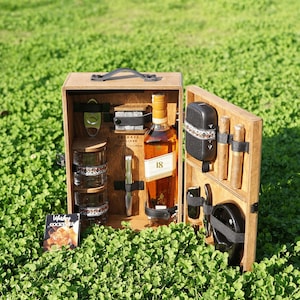 Caja de whisky y puros grabada, minibar personalizado de madera, set de whisky de viaje hecho a mano, estilo rústico, kit de alcohol portátil