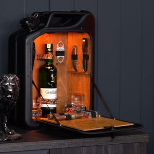Minibar de whisky y puros en lata Jerry, regalo personalizado, barra de combustible de acero portátil, juego de regalo de alcohol hecho a mano, montaje en pared, regalo de aniversario