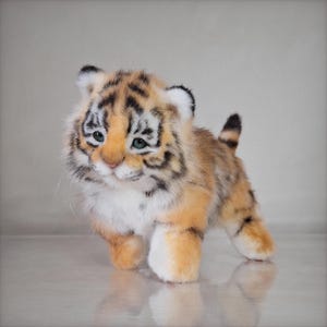 Peluche articulado de cachorro de tigre, pelaje realista, ojos de cristal (25 cm)