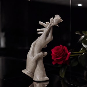 Mão em tom de areia com estatueta de rosa – Escultura abstrata em resina