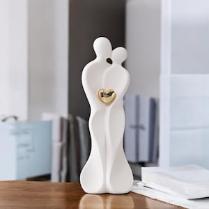 カップルのキスの彫刻 | 金色のハートが付いたロマンチックな樹脂像 | 北欧のキスカップルの置物 | 室内装飾 | 婚約・結婚祝いのギフト