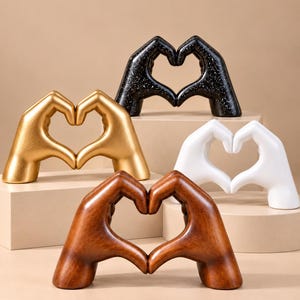 Heart Love Hand Desk Figurine Romantic Resin Sculpture Modern Abstract Statue Handmade Home Decoration Anniversary Gift Idea Wedding Present