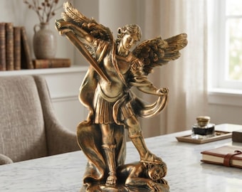 Figura tallada de San Miguel Arcángel – Figurita religiosa hecha a mano, adorno espiritual para escritorio, decoración cristiana para el hogar y colección de regalos de fe.