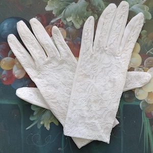 Vintage lace white gloves one size never worn wedding gorgeous beautiful