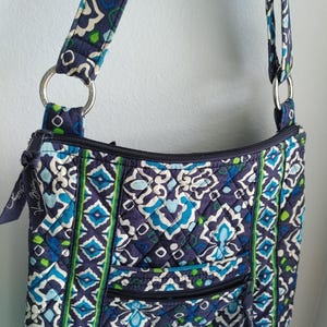 Bolso bandolera mediano Vera Bradley Ink con estampado azul, azul, verde y negro, en muy buen estado, con excelentes colores y mucho espacio.