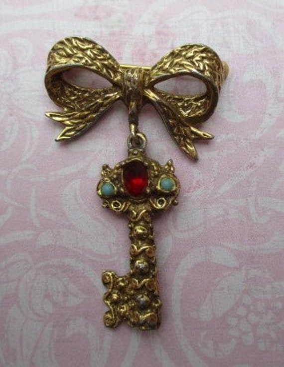 vintage baroque style key brooch with bow red rhin