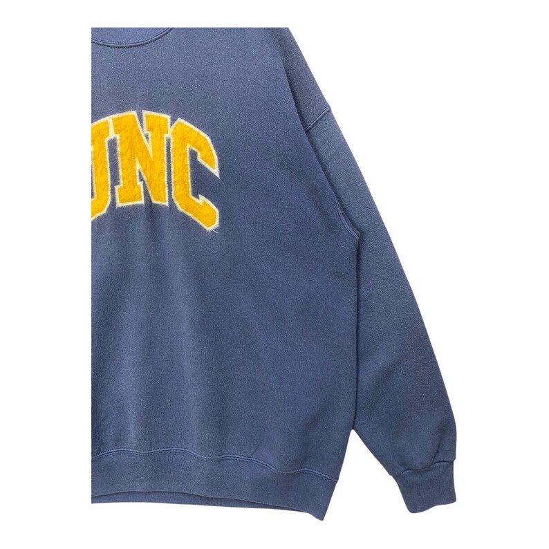 Op de afbeelding: Een marineblauwe sweatshirt met het woord "JNC" in gele letters, omlijnd met wit. De sweatshirt heeft een ronde hals en lange mouwen. De stof lijkt een zacht, comfortabel materiaal te zijn.