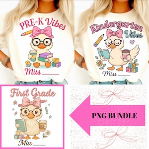 Könnte beinhalten: Schulmotive mit einer Cartoon-Ente mit Brille und Schleife. Die Ente hält Bücher, Kaffee und Bleistifte. Der Text enthält "PRE-K Vibes", "Kindergarten Vibes" und "First Grade". Ein rosa Pfeil zeigt ein PNG-Bundle an.