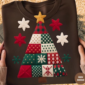 Pode incluir: Um moletom marrom com um design de árvore de Natal. A árvore é composta por vários padrões de malha em vermelho, verde e branco, encimada por uma estrela dourada. Detalhes bordados em forma de estrela circundam a árvore.