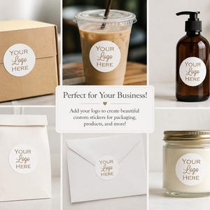Op de afbeelding: Een collage van productafbeeldingen met ronde witte stickers met de tekst 'YOUR Logo HERE' aangebracht op een kartonnen doos, een plastic beker, een amberkleurige glazen pompflacon, een papieren zak, een envelop en een glazen kaarsenpot.