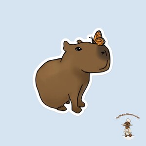 Adesivo. Simpatico adesivo disegnato a mano raffigurante un capibara allegro e una farfalla: ti rallegra e ti ispira ogni giorno!