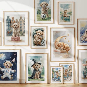 Op de afbeelding: Een verzameling ingelijste aquarelprints met schattige golden doodle puppy's in verschillende scènes. Het kunstwerk omvat een puppy die voetbal speelt, slaapt op een halve maan en verkleed is als tovenaar. De prints zitten in houten frames.