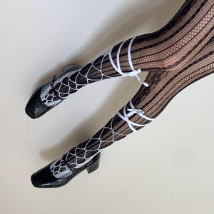 Witte netkousen | Zwarte visnetsokken met veters en verstelbare lintbandjes voor dames | Sokken met bandjes